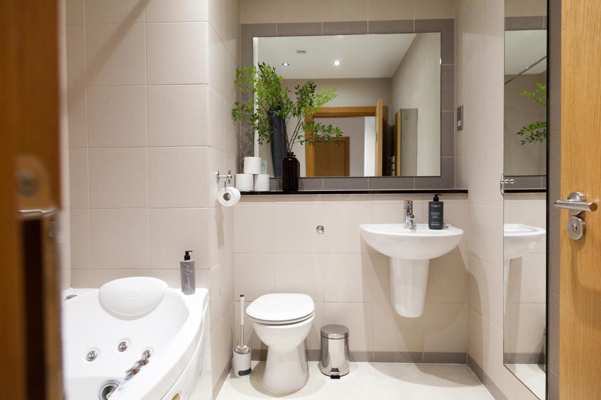 Weekly & Monthly Stays In Penthouse For Contractors Or Leisure Single Or Superking Beds Available Birkenhead Bagian luar foto
